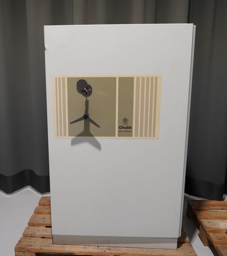 Tresor Chubb & Sons Lock and Safe Co., Breite: 83cm, Tiefe: 73cm, Höhe: 141cm, Farbe Platte / Korpus / Türen: Weiß, Sockel: Weiß?d=2025-12-06 05:45:34