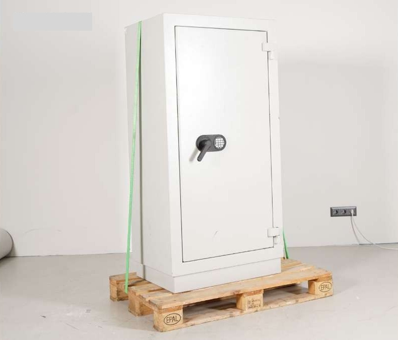 Tresor mit Zahlenschloss, Maße: 79,5 x 56 x 160 cm, Platte, Korpus und Türen: Hellgrau, Sockel: Hellgrau?d=2025-12-06 05:45:20