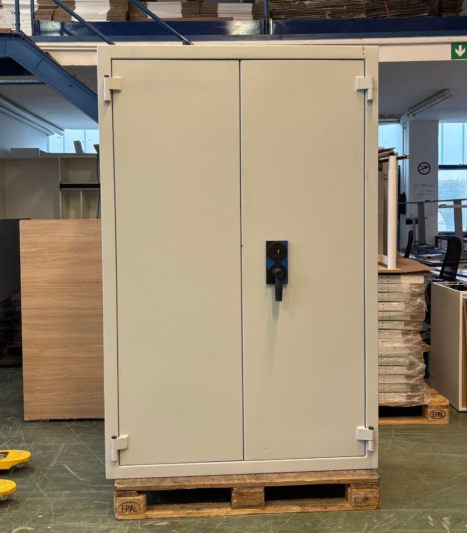 Tresor / Wertschutzschrank mit Schlüssel und Ersatzschlüssel, Breite: 126cm, Tiefe: 55cm, Höhe: 195cm, Farbe Platte / Korpus / Tür: Weiß?d=2025-12-06 05:45:19