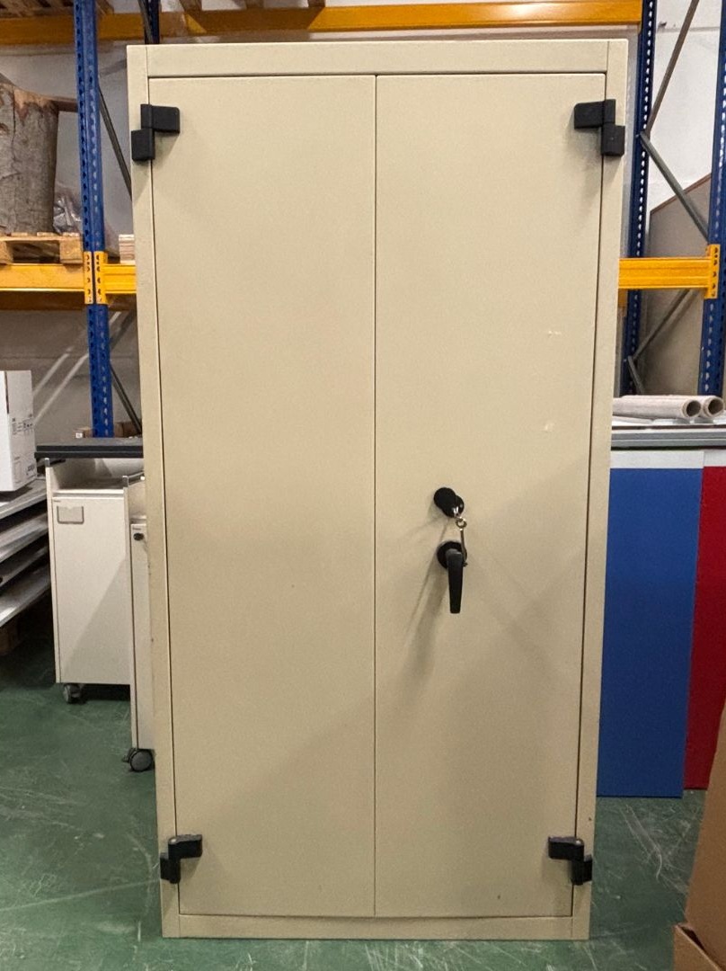 Tresor mit Schlüssel, Breite: 100cm, Tiefe: 50cm, Höhe: 195cm, Farbe Platte / Korpus / Tür: Creme?d=2025-12-06 05:45:32