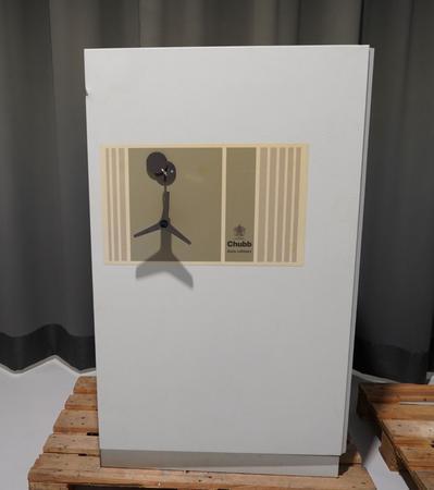 Tresor Chubb & Sons Lock and Safe Co., Breite: 83cm, Tiefe: 73cm, Hhe: 141cm, Farbe Platte / Korpus / Tren: Wei, Sockel: Wei