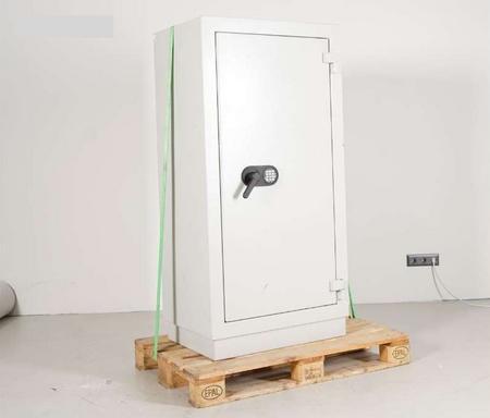 Tresor mit Zahlenschloss, Mae: 79,5 x 56 x 160 cm, Platte, Korpus und Tren: Hellgrau, Sockel: Hellgrau