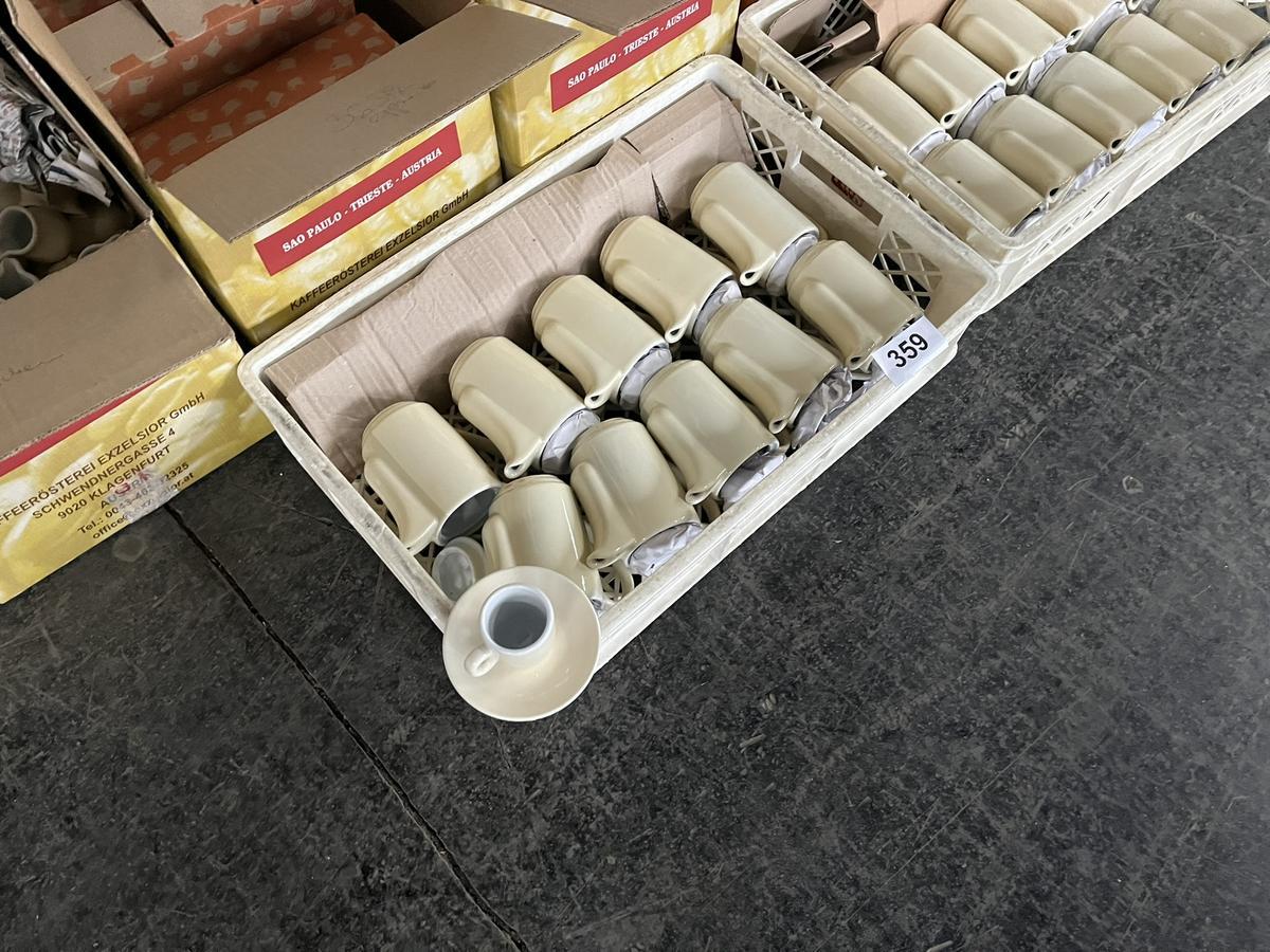 150 Stk. Espressotassen, teilweise mit Untersetzer + ca. 120 Stk. Milchkannen?d=2025-12-06 05:35:14