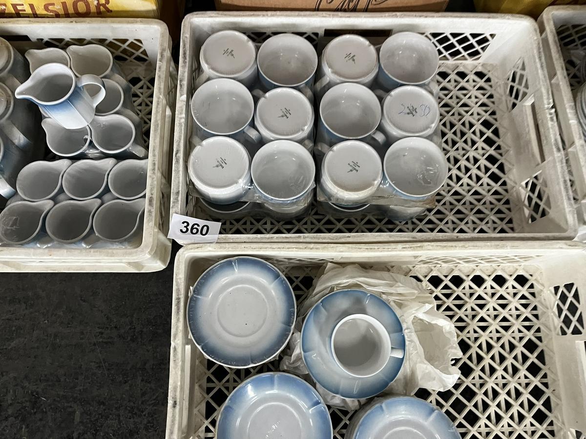 ca. 150 Kaffeetassen + 70 Milchkannen, inkl. Untersetzer?d=2025-12-06 05:35:15