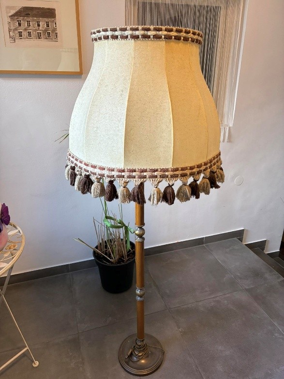 Retro Stehlampe?d=2025-12-06 05:58:25