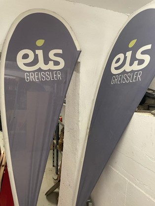 Eis Greissler Fahnen mit Gewicht ?d=2025-12-06 05:57:06