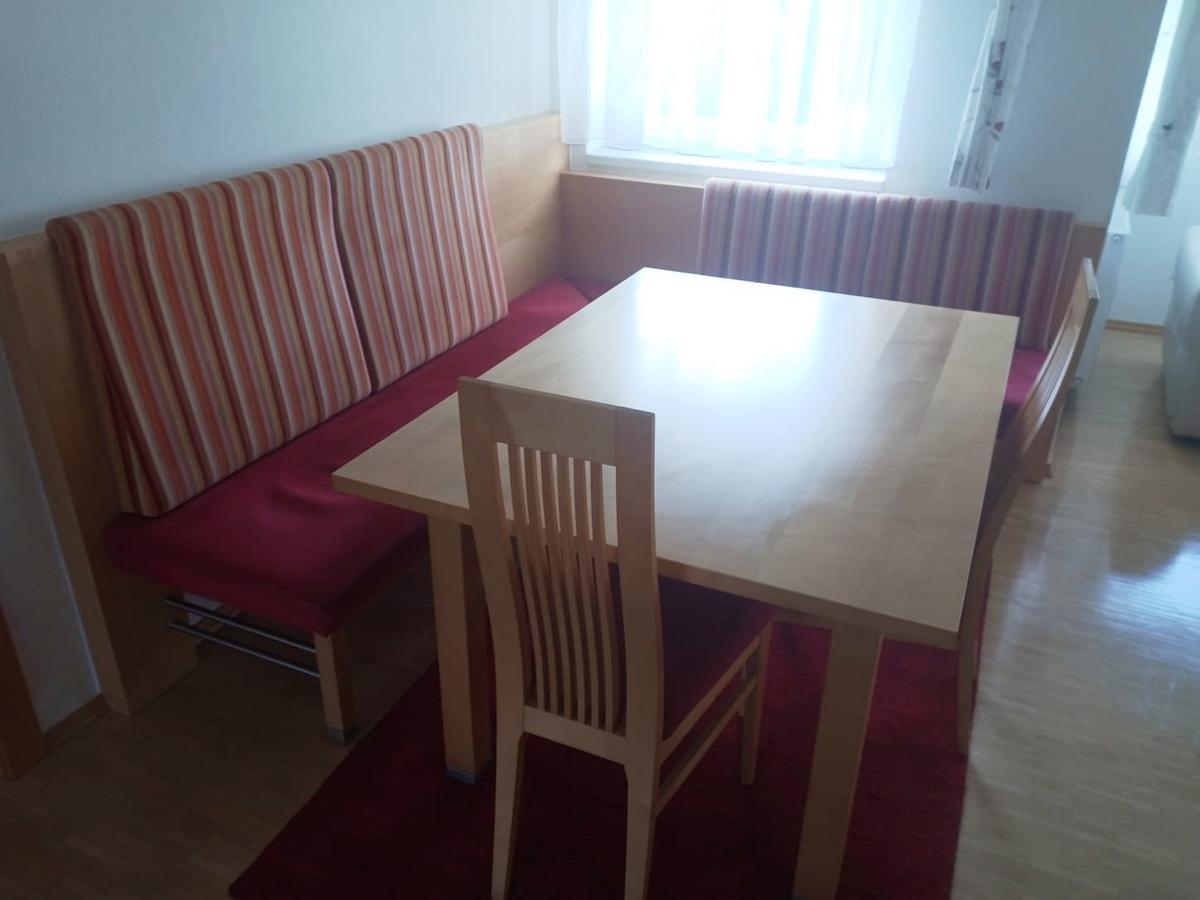 Esszimmer in Ahorn bestehend aus Tisch ca. 100 x 140 cm, 3 Sesseln und Bank?d=2025-12-06 05:44:32