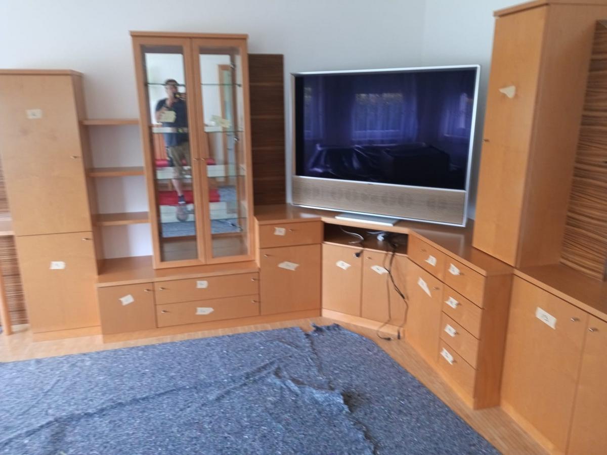 Wohnzimmer in Buche mit Unterteilen und Oberteilen, linker Teil ca. 210 cm, Mittelteil ca. 90 cm , rechter Teil  ca. 150 cm?d=2025-12-06 05:45:23