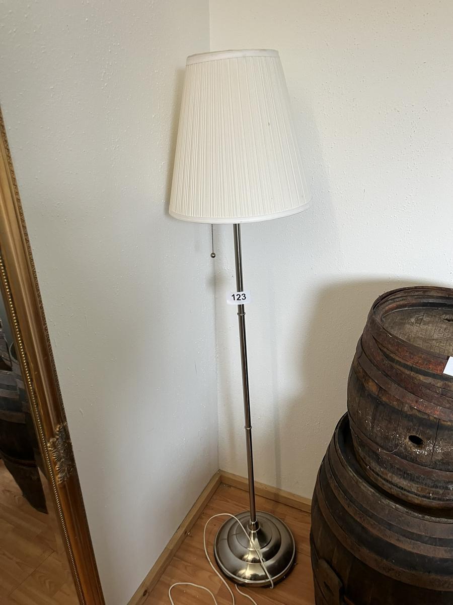 Stehleuchte?d=2025-12-16 02:39:49