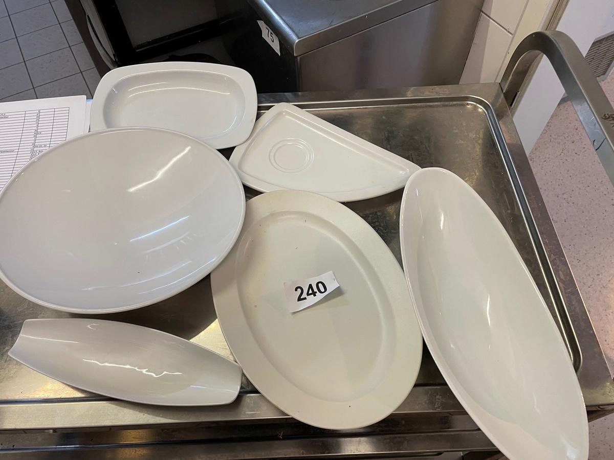 15 Stk. ovale Teller, 11 Stk. eckige Teller, 9 Stk. Porzellan Sch&uuml;sseln DM 30cm, 10 Stk. tiefe Porzellansch&uuml;sseln oval DM 36cm, 9 Stk. ovale Porzellansch&uuml;sseln DM 26cm