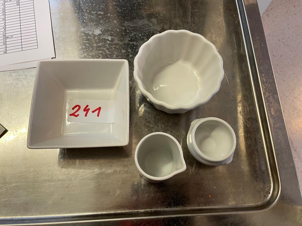 18 Stk. Beilagensch&uuml;sseln, 28 Stk. L&ouml;wenkopfsch&uuml;sseln/Bechsch&uuml;sseln, 16 Stk. Saucieren