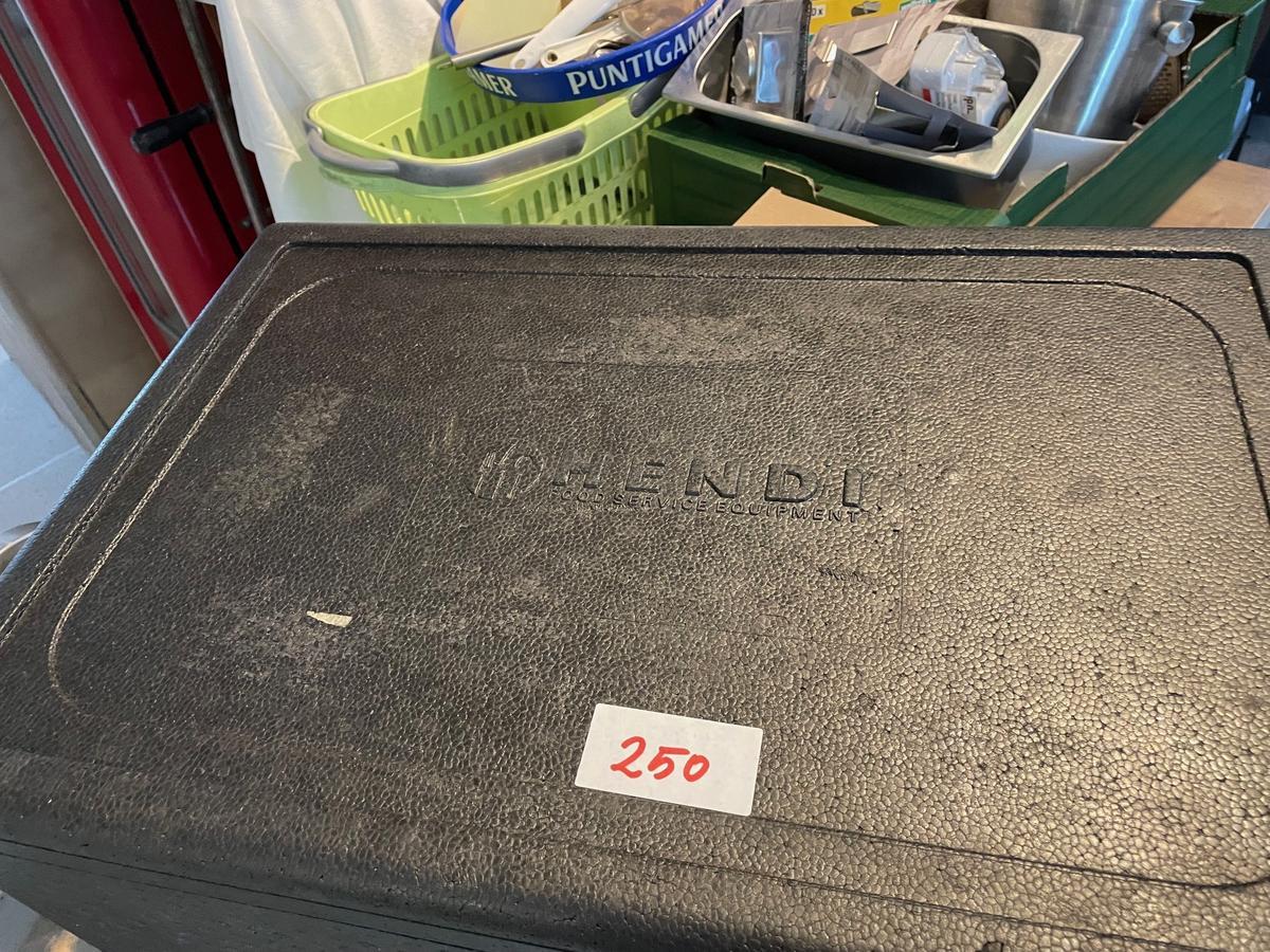 3 Stk. Warmhalte Boxen und 18 Stk. Ea. R&auml;derboxen