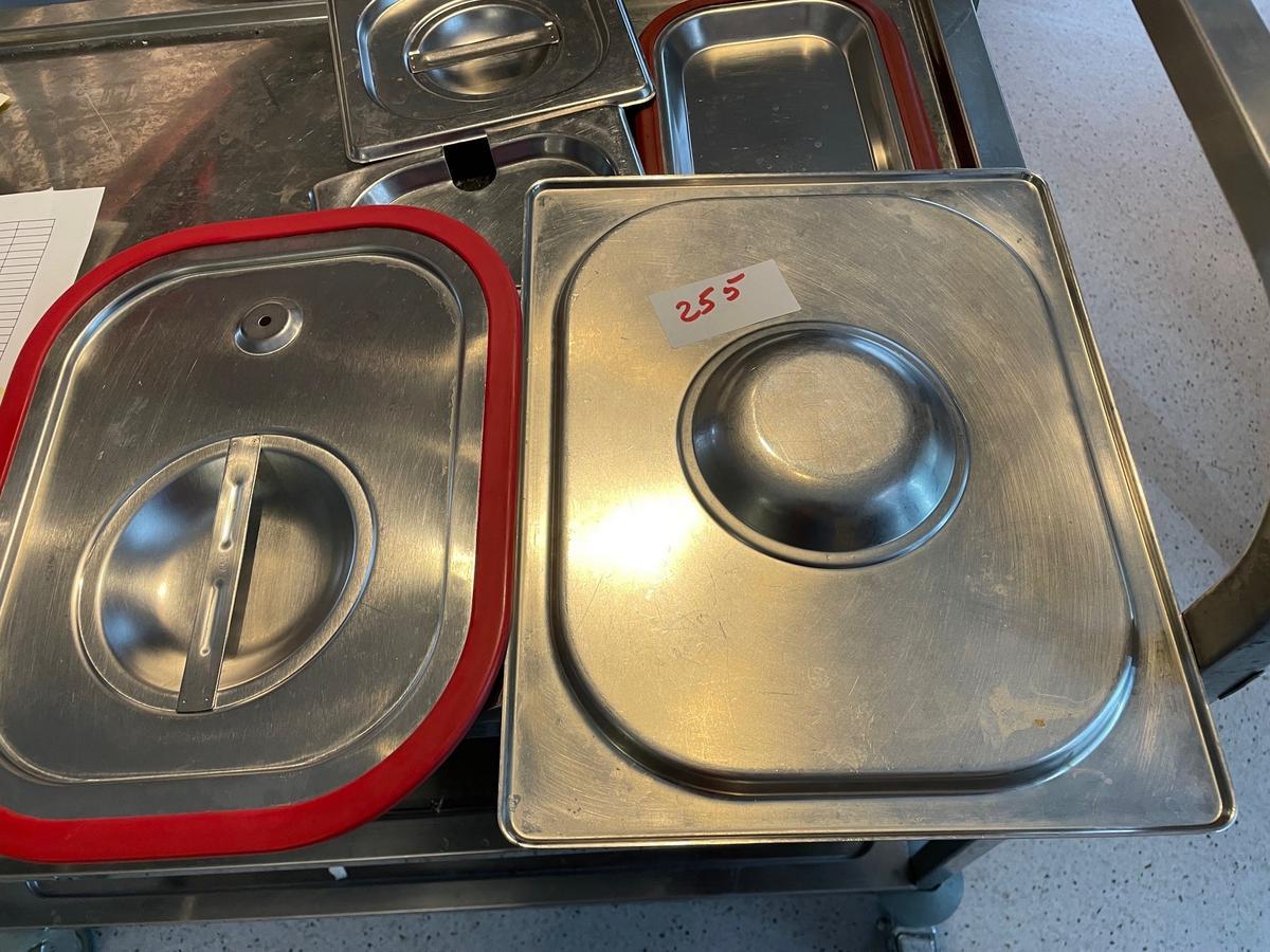 Posten Niro Deckel bestehend aus 6 Stk. Niro Deckel 15x15cm, 4 Stk. Niro Deckel 15x32cm, 2 Stk. Niro Deckel Silikon 15x32cm, 7 Stk. Niro Deckel 26x32cm, 2 Stk. Niro Deckel Bleche?d=2025-12-16 11:20:21