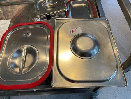 Posten Niro Deckel bestehend aus 6 Stk. Niro Deckel 15x15cm, 4 Stk. Niro Deckel 15x32cm, 2 Stk. Niro Deckel Silikon 15x32cm, 7 Stk. Niro Deckel 26x32cm, 2 Stk. Niro Deckel Bleche Posten Niro Deckel bestehend aus 6 Stk. Niro Deckel 15x15cm, 4 Stk. Niro Deckel 15x32cm, 2 Stk. Niro Deckel Silikon 15x32cm, 7 Stk. Niro Deckel 26x32cm, 2 Stk. Niro Deckel Bleche