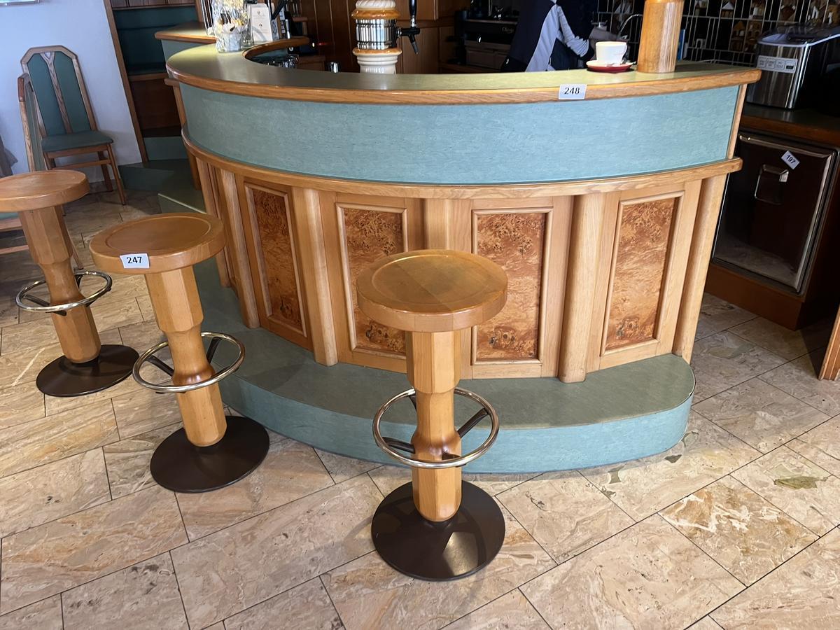 Barverbau mit Decke ca.430/140 cm mit H&auml;ngeschr&auml;nken,Pultverbau r&uuml;ckseitig 290/60/85 cm?d=2025-12-16 03:03:47