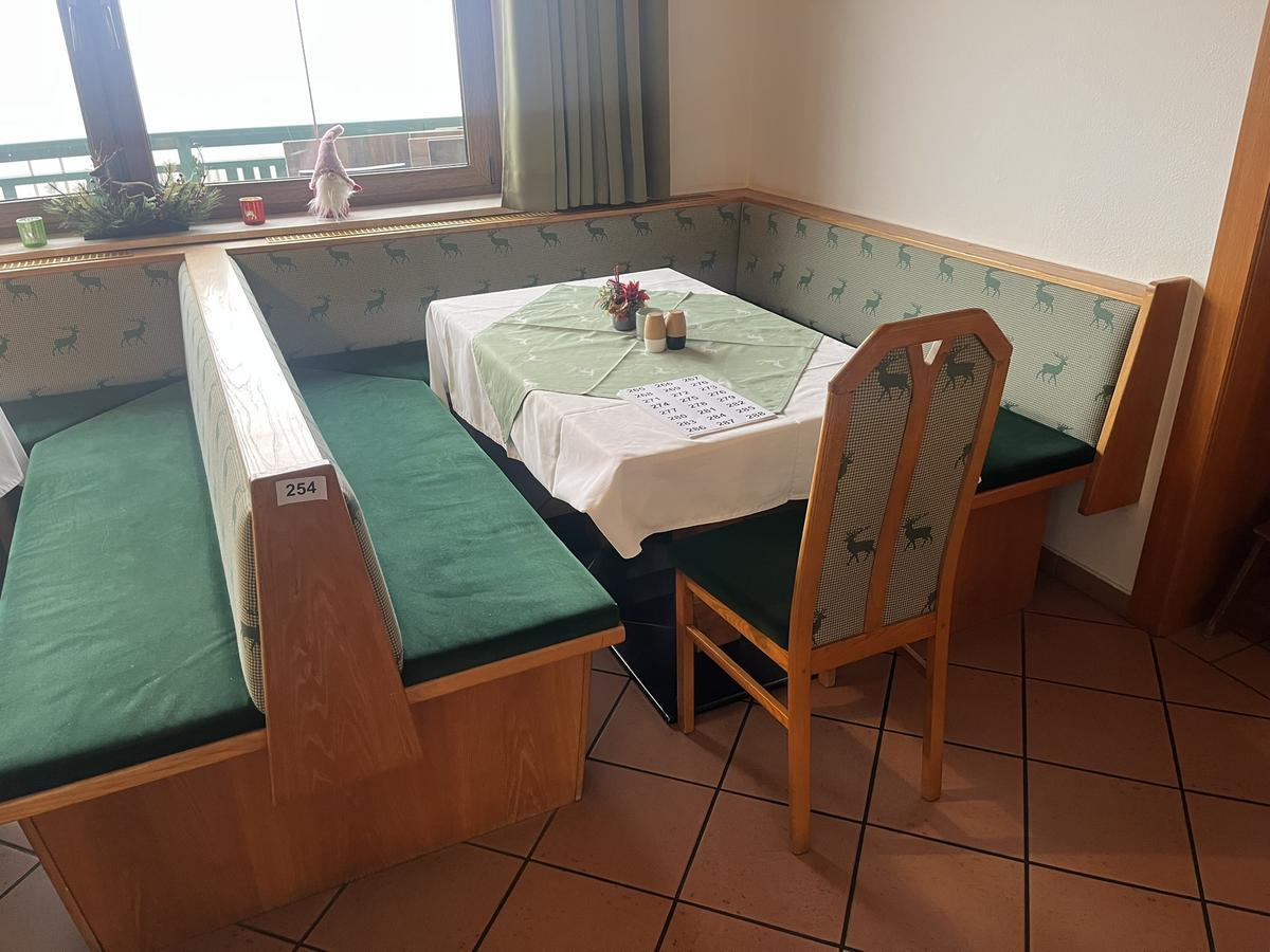 Doppel-U-f&ouml;rmige Sitzbankgruppe ca.410/195 cm - Teilung ca. 200/200 cm?d=2025-12-16 03:03:48