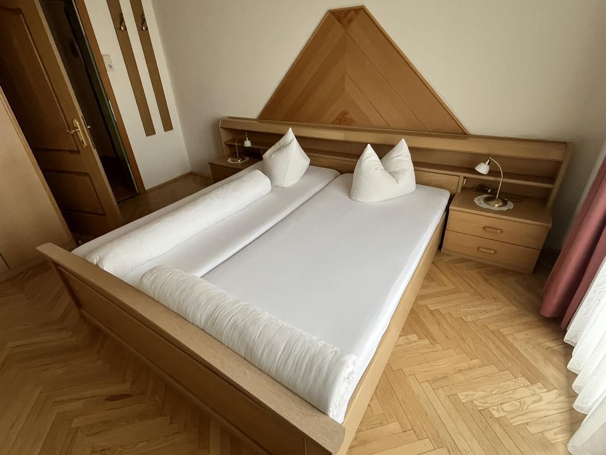 Doppelbett mit 2 Stk. Matratzen ca.200/80 cm , Doppelt&uuml;r-Kleiderschrank ca. 218/93/58 cm , Tisch ca. 60x60 cm, Eckverbau ohne K&uuml;hlschrank ca. 73/64/69 cm?d=2025-12-16 02:45:11