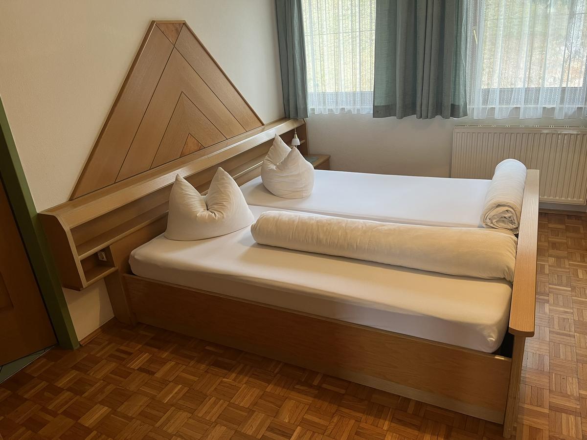 Doppelbett mit 2 Stk. Matratzen ca.200/80 cm , Doppelt&uuml;r-Kleiderschrank ca. 218/93/58 cm , Tisch ca. 60x60 cm, Eckverbau ohne K&uuml;hlschrank ca. 73/64/69 cm?d=2025-12-16 03:00:17