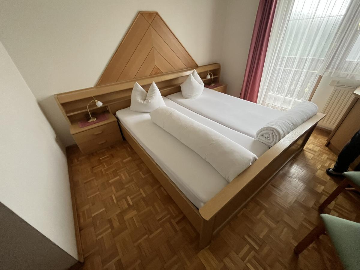 Doppelbett mit 2 Stk. Matratzen ca.200/80 cm , Doppelt&uuml;r-Kleiderschrank ca. 218/93/58 cm , Tisch ca. 80x60 cm, Eckverbau ohne K&uuml;hlschrank ca. 73/64/69 cm?d=2025-12-16 03:00:17