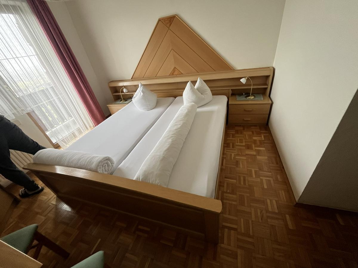 Doppelbett mit 2 Stk. Matratzen ca.200/80 cm , Doppelt&uuml;r-Kleiderschrank ca. 218/93/58 cm , Tisch ca. 65x50 cm, Eckverbau ohne K&uuml;hlschrank ca. 73/64/69 cm?d=2025-12-16 03:00:17