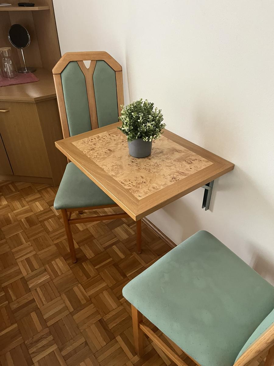 Doppelbett mit 2 Stk. Matratzen ca.200/80 cm , Doppelt&uuml;r-Kleiderschrank ca. 218/93/58 cm , Tisch ca. 65x50 cm, Eckverbau ohne K&uuml;hlschrank ca. 73/64/69 cm?d=2025-12-16 03:00:16