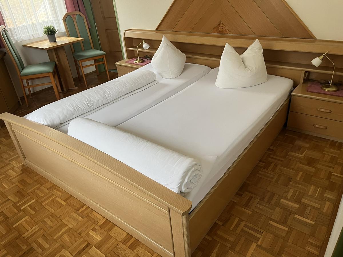 Doppelbett mit 2 Stk. Matratzen ca.200/80 cm , Doppelt&uuml;r-Kleiderschrank ca. 218/93/58 cm , Tisch ca. 60x60 cm, Eckverbau ohne K&uuml;hlschrank ca. 73/64/69 cm