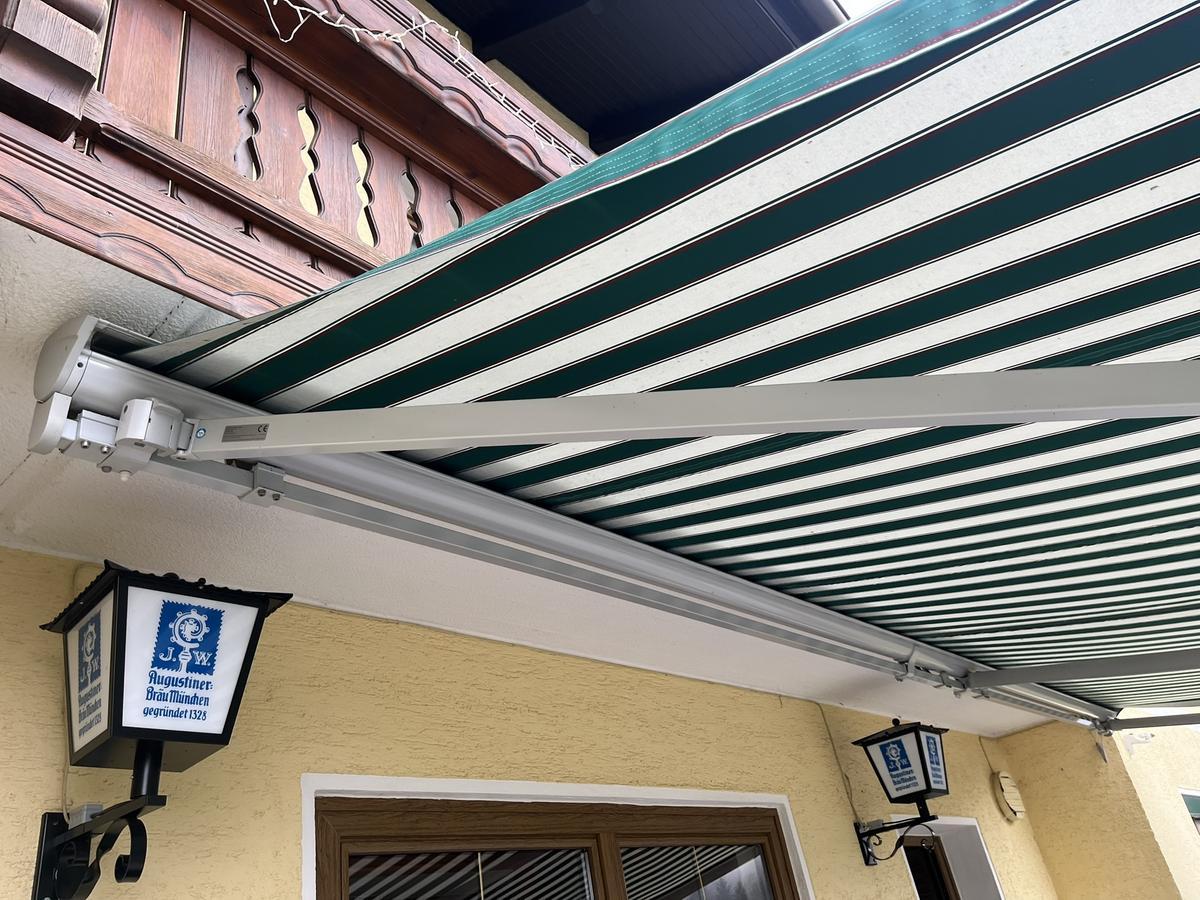 Markise mit Elektroantrieb ca.700/400 cm plus Windschutzmarkise mit Handkurbelbetrieb