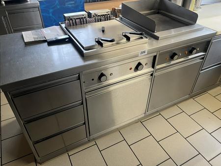 Arbeitsmodul ca. 162/70/85 cm mit Grillplatte und Doppelfriteuse, 2 Türen, 3 Auszugsladen in Edelstahlausführung Arbeitsmodul ca. 162/70/85 cm mit Grillplatte und Doppelfriteuse, 2 Türen, 3 Auszugsladen in Edelstahlausführung