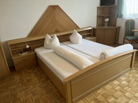 Doppelbett mit 2 Stk. Matratzen ca.200/80 cm , Doppeltür-Kleiderschrank ca. 218/93/58 cm , Tisch ca. 80x60 cm, Eckverbau ohne Kühlschrank ca. 73/64/69 cm Doppelbett mit 2 Stk. Matratzen ca.200/80 cm , Doppeltür-Kleiderschrank ca. 218/93/58 cm , Tisch ca. 80x60 cm, Eckverbau ohne Kühlschrank ca. 73/64/69 cm