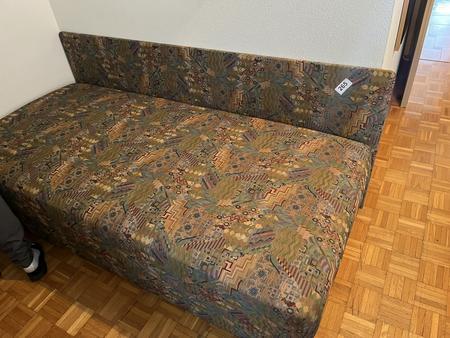 Doppelbett mit 2 Stk. Matratzen ca.200/80 cm , Doppeltür-Kleiderschrank ca. 218/93/58 cm , Tisch ca. 80x65 cm, Eckverbau ohne Kühlschrank ca. 73/64/69 cm Doppelbett mit 2 Stk. Matratzen ca.200/80 cm , Doppeltür-Kleiderschrank ca. 218/93/58 cm , Tisch ca. 80x65 cm, Eckverbau ohne Kühlschrank ca. 73/64/69 cm