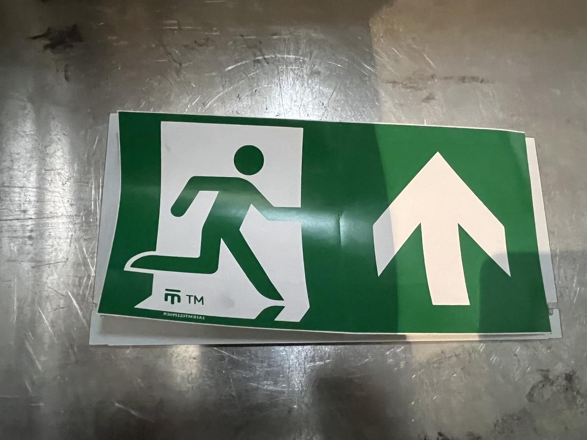 17 Stk. Fluchtraumschulder in Kunststoff?d=2025-12-18 01:57:30