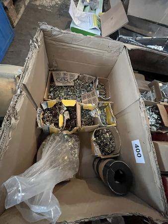 1 Box bef�llt mit Rohrschellen