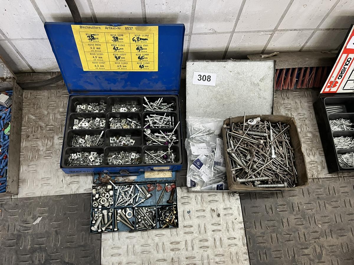 3 Kassetten mit Schrauben / Befestigungsmaterial?d=2025-12-18 23:10:13