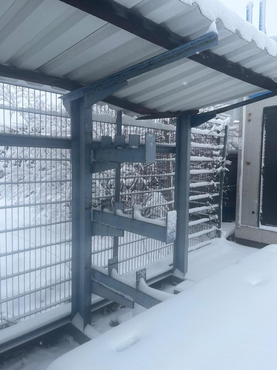 Kragarmregalanlage bestehend aus 5 St&uuml;ck Stehern H: 2.10 m Ausladung: 1.40 m