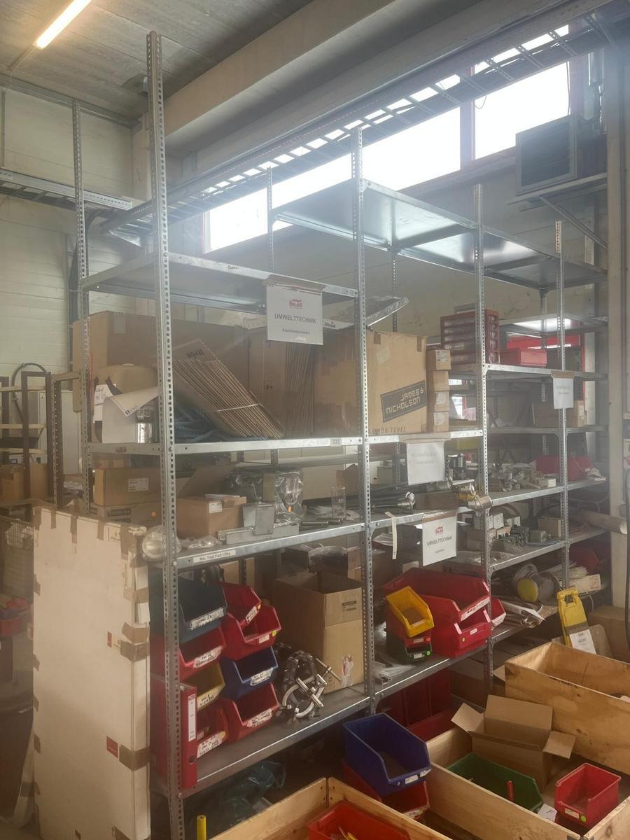 ca. 4 lfm Fachbodenregal geschraubt  H: 3 m T: 0.6 m