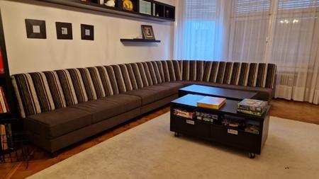 Sitzlandschaft / Sofa, bestehend aus 3 Elementen mit je 156 cm lang, 84 cm tief, 45 cm hoch (Sitzfl�che) und einem Mittelteil