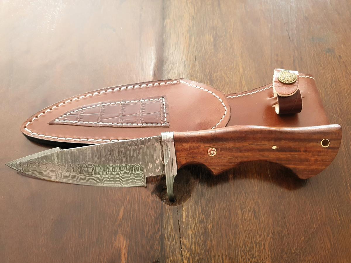 Damast Jagdmesser, Karbonstahl, rund 150 Lagen, charakteristische, rustikale Schmiedeoberfl&auml;che, Griff aus Holz, Gesamtl&auml;nge 260 mm, Klingenl&auml;nge 120 mm, Klingenst&auml;rke 4mm, Leder Messerscheide 165 mm L&auml;nge?d=2026-03-07 06:05:02