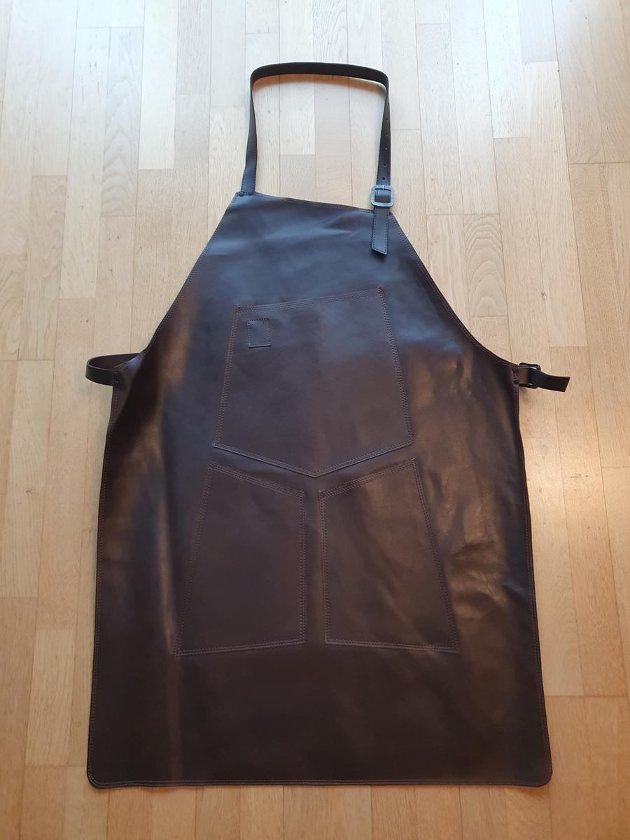 Ledersch&uuml;rze / Grillsch&uuml;rze, vorne 3 Taschen, Metallverschl&uuml;sse f&uuml;r H&auml;ft- und Nackengurt, Sch&uuml;rze aus 1mm Leder, wenig Gewicht, Gurte aus 3mm Leder (verst&auml;rkt) f&uuml;r lange Lebensdauer?d=2026-03-07 06:10:56