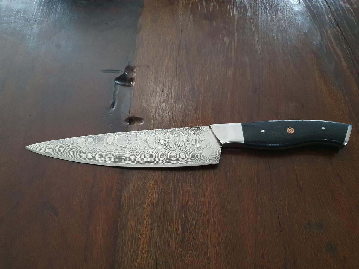 Damast-Kochmesser, Micarta-Griff schwarz, Klinge Damaszener Stahl, rund 150 Lagen, charakteristische, rustikale Schmiedeoberfl&auml;che, Gesamtl&auml;nge 310 mm, Klingenl&auml;nge 185 mm, Klingenst&auml;rke 3mm?d=2026-03-07 06:04:58