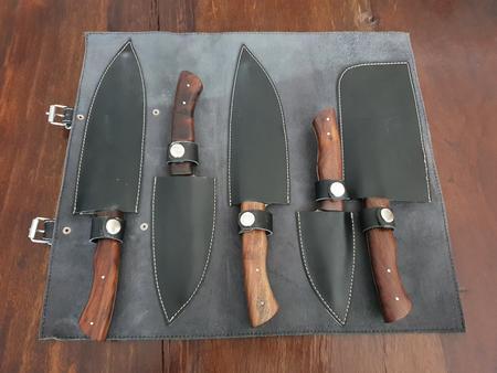 Kochset mit 5 Damast-Messer und schwarzer Lederrolle, Klinge Damaszener Stahl, rund 150 Lagen, charakteristische, rustikale Schmiedeoberfl�che, Griff Holz braun, Gesamtl�ngen 330 | 300 | 290 | 250 | 190 mm, Klingenl�ngen 200 | 180 | 160 | 130 | 90 mm, Kli