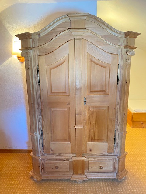 Kasten freistehend Vollholz mit Schnitzereien.?d=2026-03-07 06:04:54