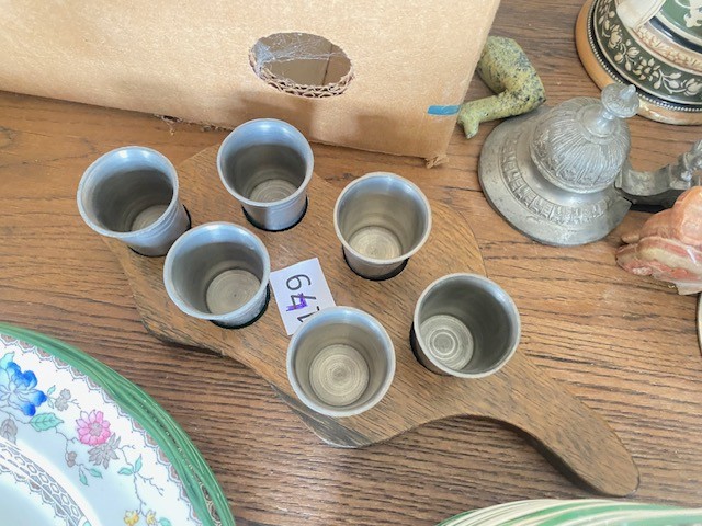 6 Zinbecher auf Holzbrett?d=2026-03-07 08:21:34