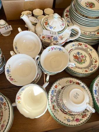 12 Teetassen mit 12 Untertassen, 6 x Schalen DM 13cm, 6 x Schalen DM 16cm, 1 Kanne 15cm hoch