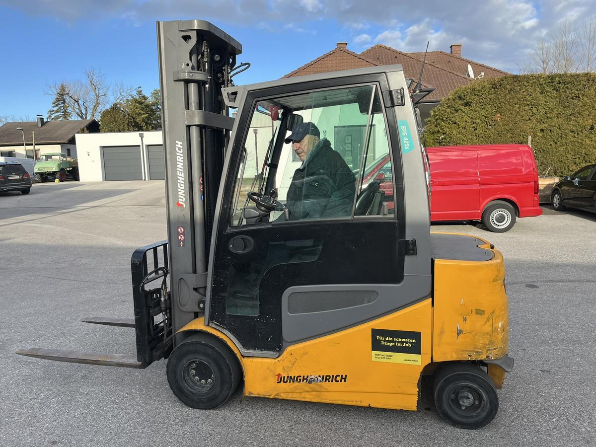 JUNGHEINRICH 4Rad Elektrohubstapler EFG425s - 6.00 DZ, ca. 4169 Betriebsstunden, mit Heizung, verglaste Kabine, Seitenschieber, inkl. Ladeger&auml;t?d=2026-03-07 06:11:04