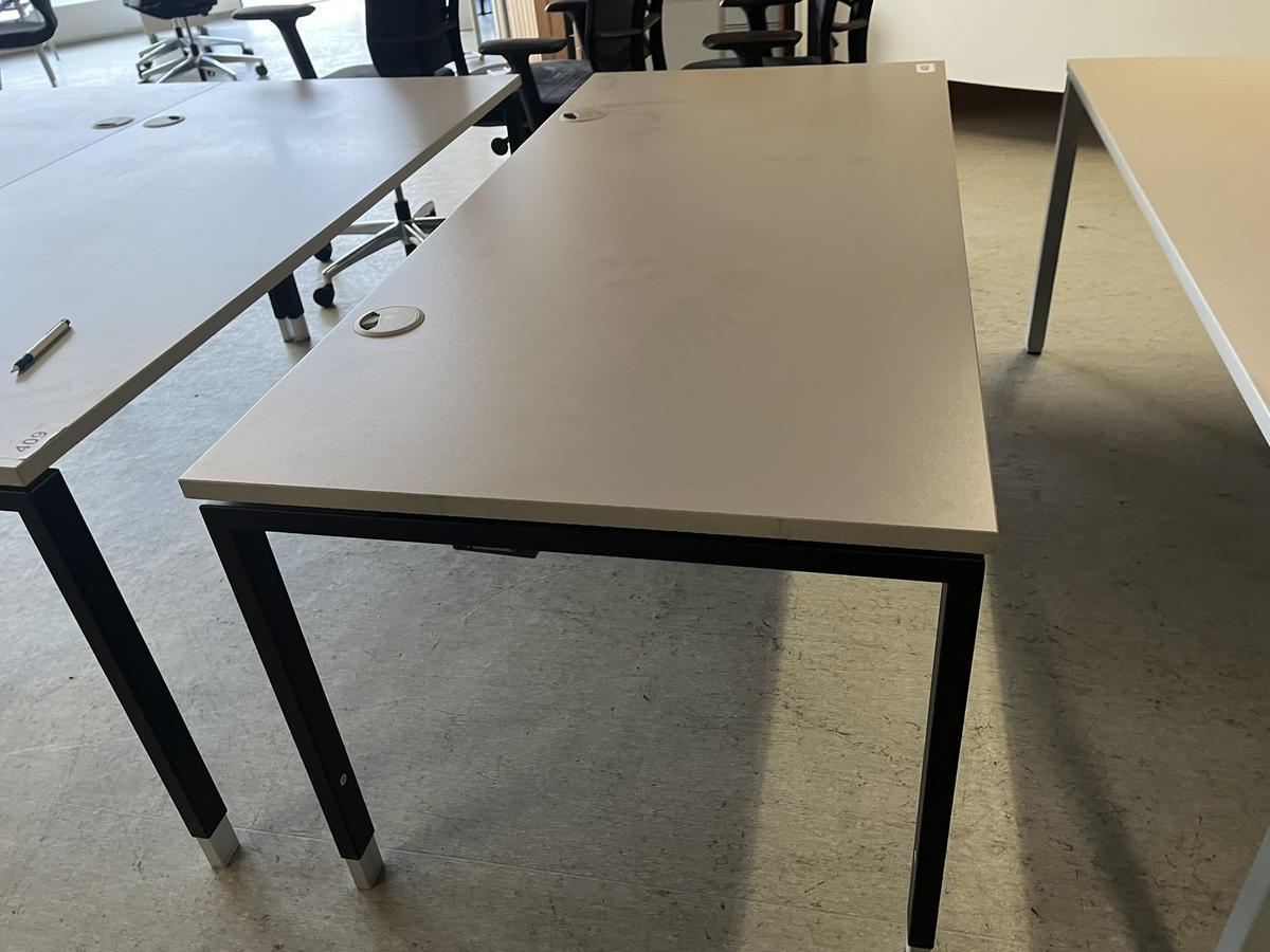 BENE Schreibtisch ca. 160/80 cm grau / Rahmen schwarz?d=2026-03-07 06:36:08