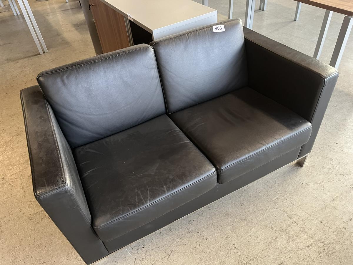 2 er Ledersitzsofa schwarz - Vorstand ca. 135/75/70 cm?d=2026-03-07 08:11:41