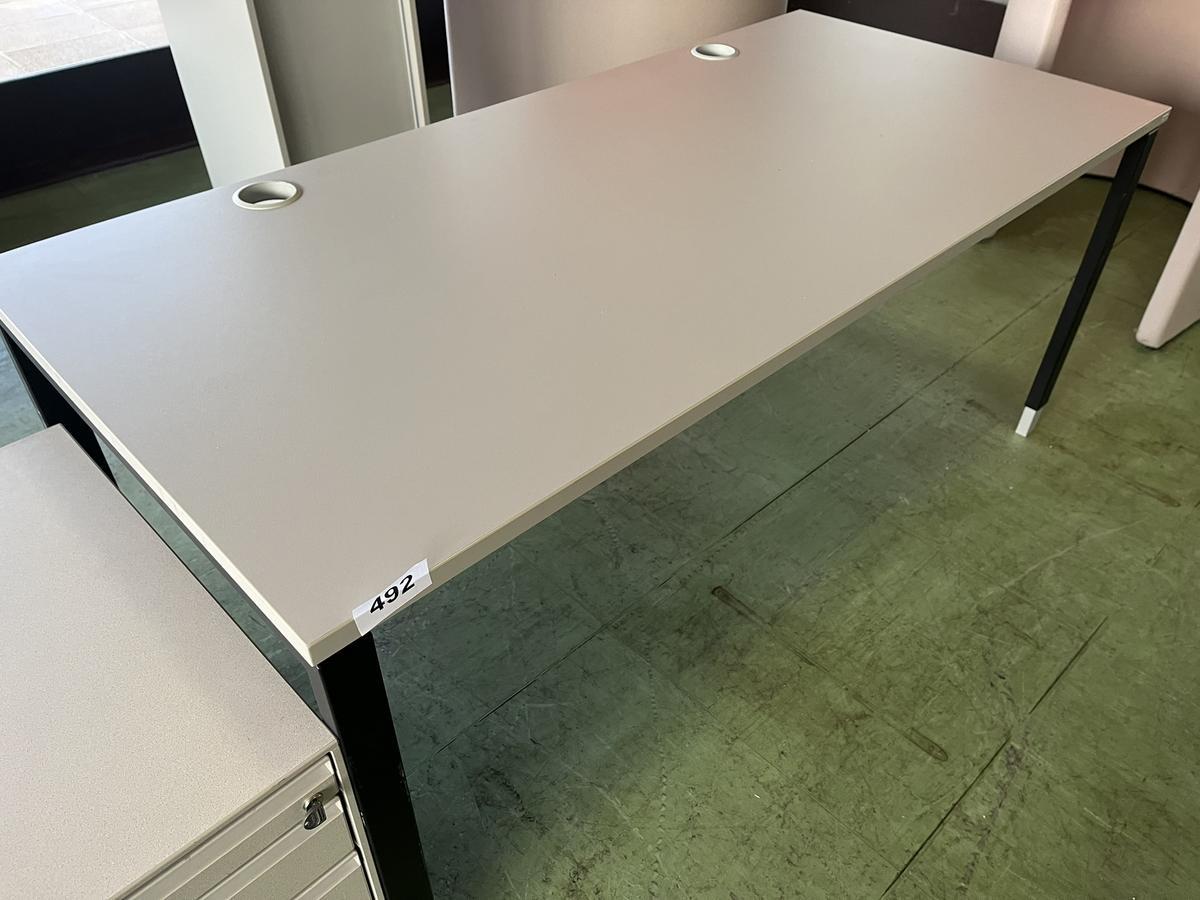 BENE Schreibtisch ca. 160/80 cm grau / Rahmen schwarz?d=2026-03-07 08:11:41