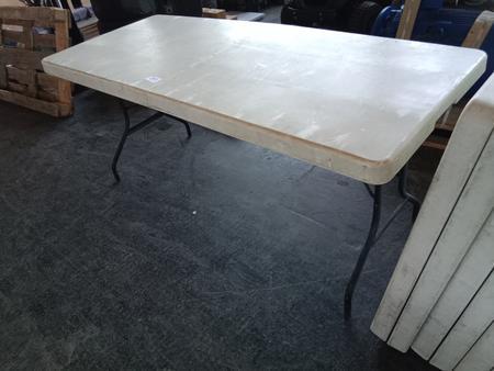 4 Stk. Plastik Bankett Tische, je 75x180x80cm 4 Stk. Plastik Bankett Tische, je 75x180x80cm