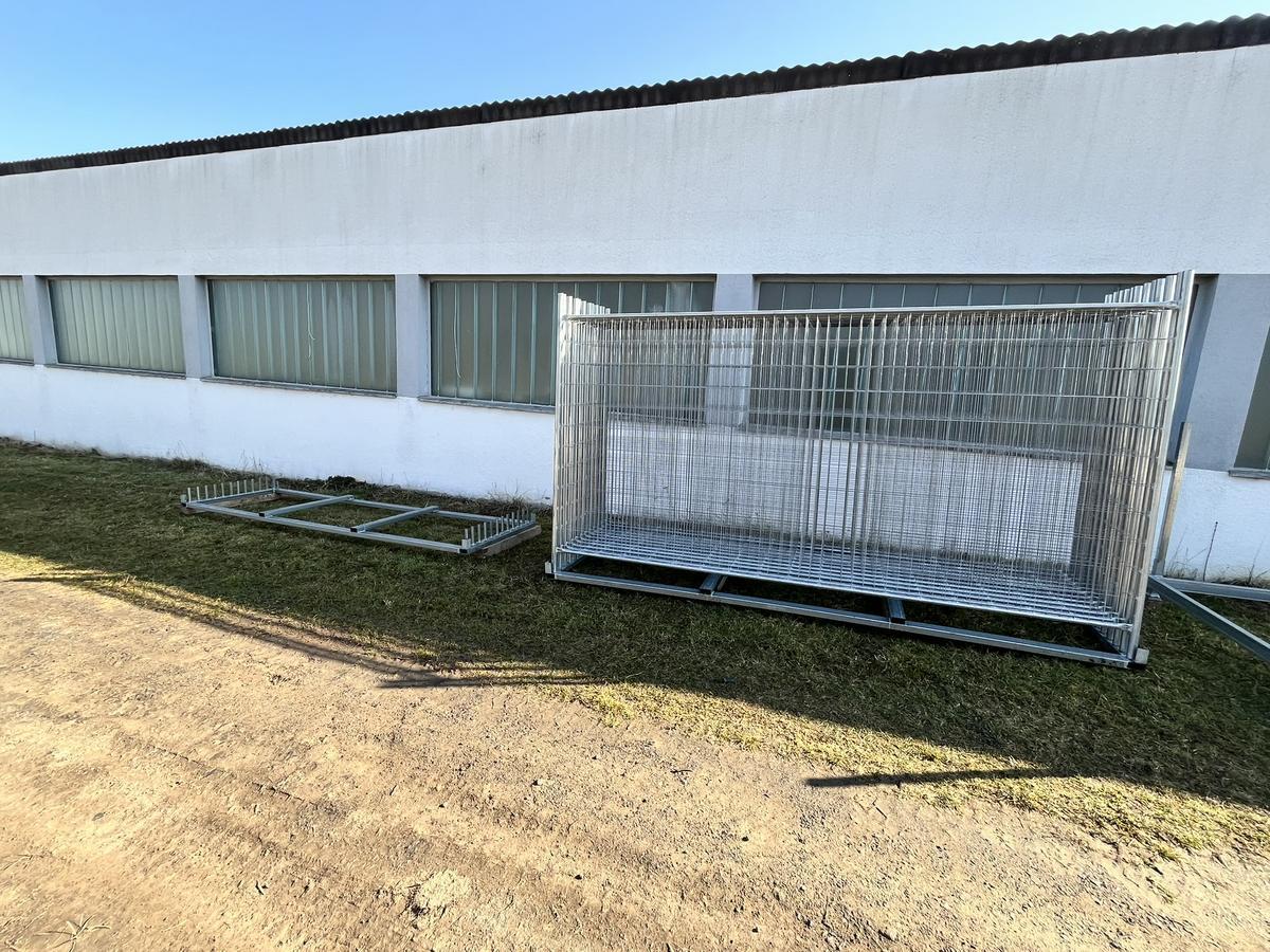12 Stk. Bauzaunelemente ca. 350x200cm, mit Stapelbox, 12 Sockelsteine?d=2026-04-14 09:46:07