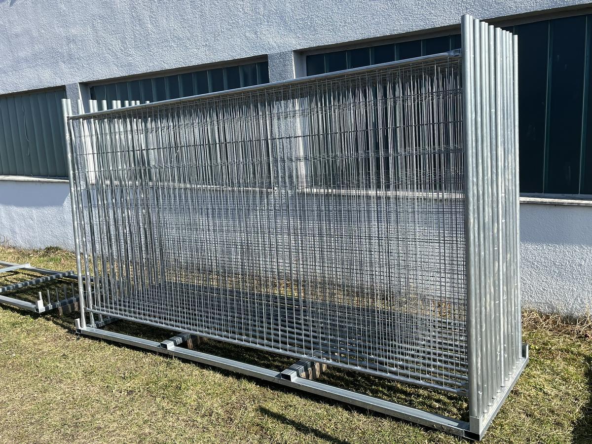 12 Stk. Bauzaunelemente ca. 350x200cm, mit Stapelbox, 12 Sockelsteine?d=2026-04-14 07:49:33